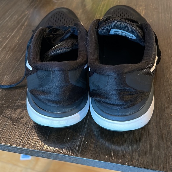 Black Nike Tennis Shoes - Picture 3 of 8